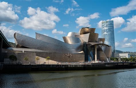 guggenheim art gallery bilbao.